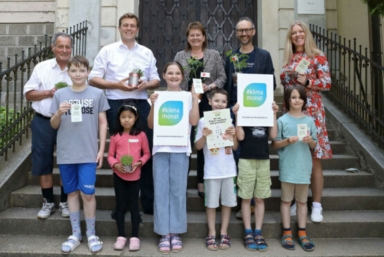 hinten v.l.: Dr. Freilinger (freiwilliger Unterstützer), Umwelt- und Klima-Landesrat Stefan Kaineder, Vizebürgermeisterin Karin Hörzing, Norbert Rainer (Klimabündnis OÖ) und Hortleiterin Anita Prammer mit den Klimaschützer/innen aus dem Hort der Römerbergschule in Linz.