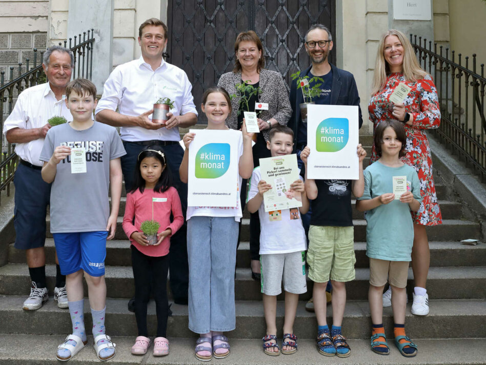 hinten v.l.: Dr. Freilinger (freiwilliger Unterstützer), Umwelt- und Klima-Landesrat Stefan Kaineder, Vizebürgermeisterin Karin Hörzing, Norbert Rainer (Klimabündnis OÖ) und Hortleiterin Anita Prammer mit den Klimaschützer/innen aus dem Hort der Römerbergschule in Linz.