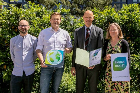 Harald Rechberger (Lehrkraft und ARGE Nachhaltigkeit), Umwelt- und Klima-Landesrat Stefan Kaineder, Direktor Michael Schneider und Ulrike Singer (Klimabündnis OÖ) bei der Übergabe der Klimabündnis-Urkunde.