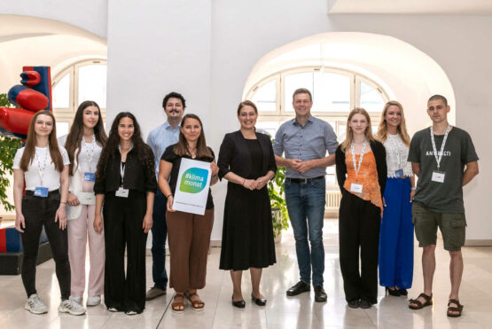 Thomas Zwirzitz, Beate Dunzinger (beide Klimabündnis OÖ), VBgm.in Tina Blöchl und Landesrat Stefan Kaineder mit den Klimachecker:innen@work am Magistrat der Stadt Linz