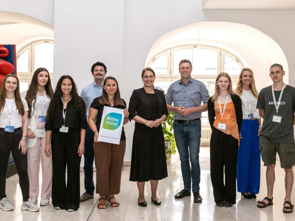 Thomas Zwirzitz, Beate Dunzinger (beide Klimabündnis OÖ), VBgm.in Tina Blöchl und Landesrat Stefan Kaineder mit den Klimachecker:innen@work am Magistrat der Stadt Linz