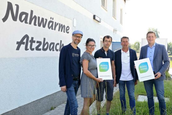 v.l: Norbert Rainer vom Klimabündnis Oberösterreich, Franziska Radinger (Büro LR Kaineder), Geschäftsführer der Nahwärme-Atzbach Ges.m.b.H Joachim König, Bgm. Berthold Reiter und Umwelt- und Klima-Landesrat Stefan Kaineder.