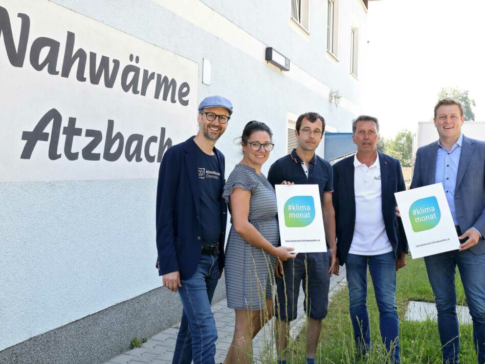 v.l: Norbert Rainer vom Klimabündnis Oberösterreich, Franziska Radinger (Büro LR Kaineder), Geschäftsführer der Nahwärme-Atzbach Ges.m.b.H Joachim König, Bgm. Berthold Reiter und Umwelt- und Klima-Landesrat Stefan Kaineder.