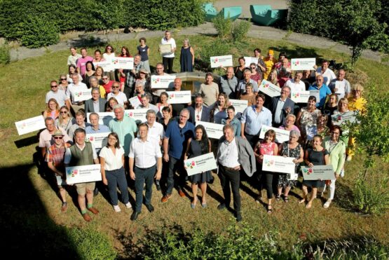 Umwelt- und Klima-Landesrat Stefan Kaineder mit den 21 neuen Bienenfreundlichen Gemeinden: Adlwang, Alkoven, Bad Leonfelden, Enns, Fischlham, Frankenmarkt, Gramastetten, Gschwandt, Haibach ob der Donau, Hinterstoder, Hörbich, Natternbach, Niederwaldkirchen, Oberschlierbach, Oberwang, Ried im Innkreis, St. Marien, Schärding, Seewalchen am Attersee, Tiefgraben und Weyregg am Attersee.