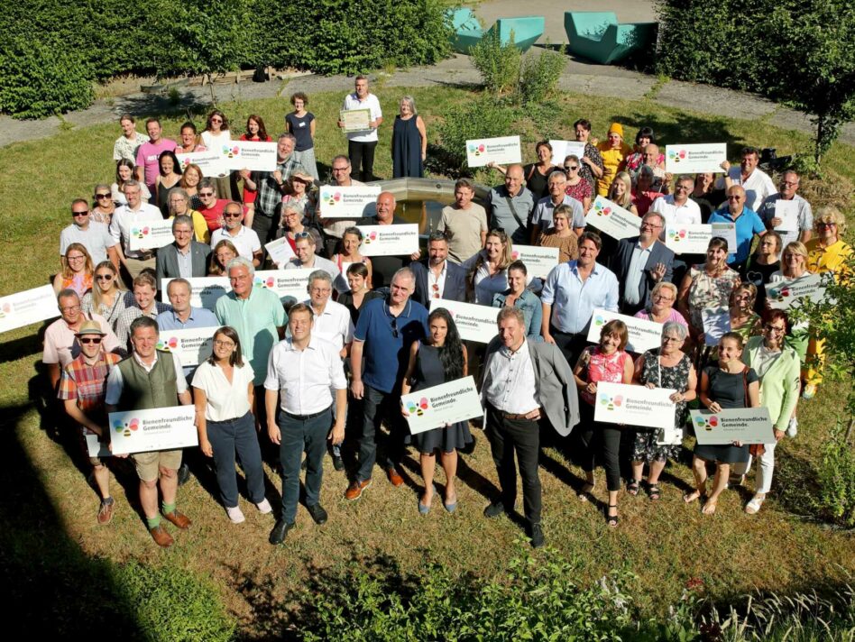 Umwelt- und Klima-Landesrat Stefan Kaineder mit den 21 neuen Bienenfreundlichen Gemeinden: Adlwang, Alkoven, Bad Leonfelden, Enns, Fischlham, Frankenmarkt, Gramastetten, Gschwandt, Haibach ob der Donau, Hinterstoder, Hörbich, Natternbach, Niederwaldkirchen, Oberschlierbach, Oberwang, Ried im Innkreis, St. Marien, Schärding, Seewalchen am Attersee, Tiefgraben und Weyregg am Attersee.