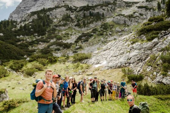 Umwelt- und Klima-Landesrat Stefan Kaineder und Klaus Reingruber (vorne) mit den Schüler:innen und Lehrkräften des BRG Enns beim Aufstieg auf 2.200 Meter bis zum Hallstätter Gletscher.