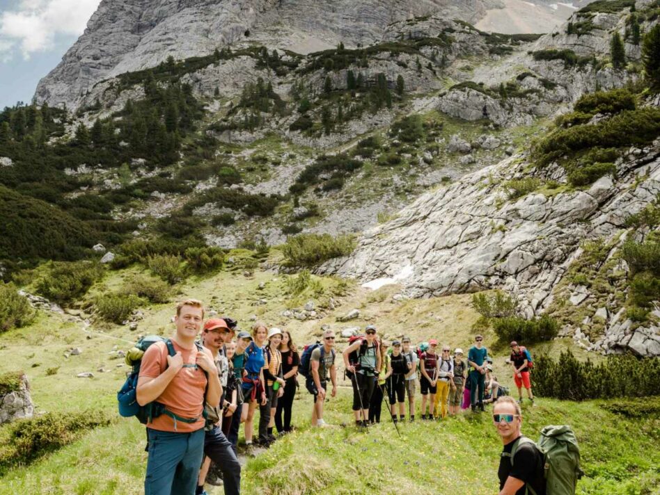 Umwelt- und Klima-Landesrat Stefan Kaineder und Klaus Reingruber (vorne) mit den Schüler:innen und Lehrkräften des BRG Enns beim Aufstieg auf 2.200 Meter bis zum Hallstätter Gletscher.