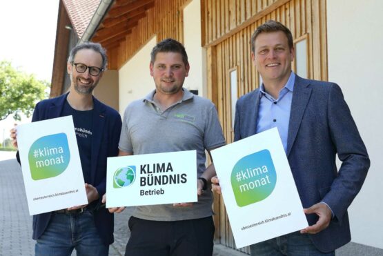 Am 1. Juni wurde der Klaus Ketter (Mitte) mit seinem Betrieb KESCON nun feierlich durch Klima-Landesrat Stefan Kaineder und Klimabündnis Geschäftsführer Norbert Rainer ins Klimabündnis-Netzwerk aufgenommen.