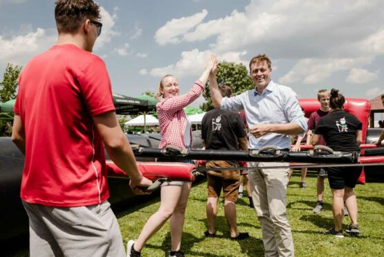 Organisatorin Leonie Groissböck und Umwelt- und Klima-Landesrat Stefan Kaineder beim Riesenwuzzler.