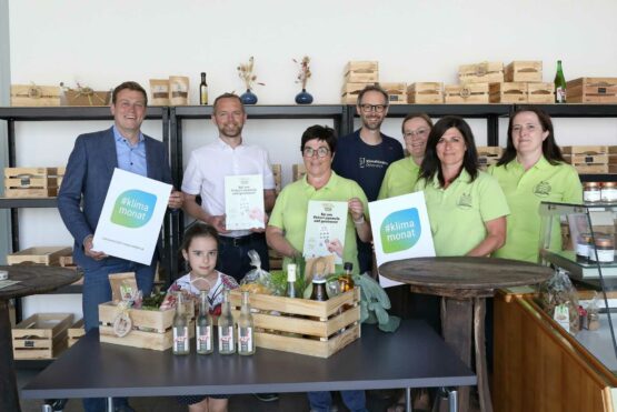v.l.: Umwelt- und Klima-Landesrat Stefan Kaineder zu Besuch im Ortskern der Gemeinde Meggenhofen beim Food-Coop-Projekt „Meggen-hof-kisterl“ gemeinsam mit Bgm. Heinz Oberndorfer (mit Tochter), Norbert Rainer vom Klimabündnis Oberösterreich und dem engagierten ehrenamtlichen Team dieser Direktvermarktungsinitiative.