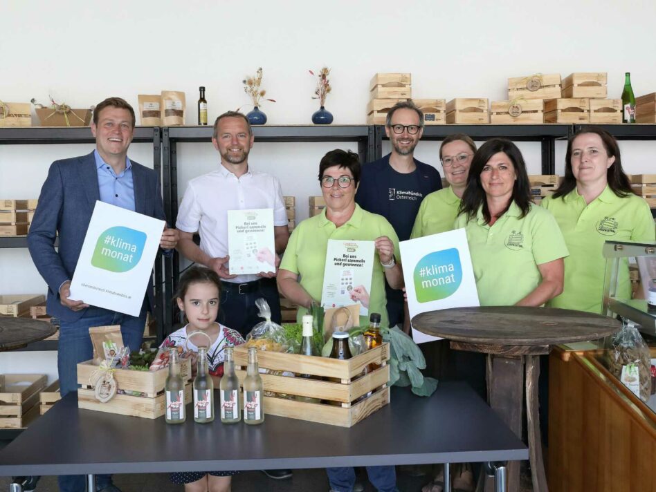 v.l.: Umwelt- und Klima-Landesrat Stefan Kaineder zu Besuch im Ortskern der Gemeinde Meggenhofen beim Food-Coop-Projekt „Meggen-hof-kisterl“ gemeinsam mit Bgm. Heinz Oberndorfer (mit Tochter), Norbert Rainer vom Klimabündnis Oberösterreich und dem engagierten ehrenamtlichen Team dieser Direktvermarktungsinitiative.