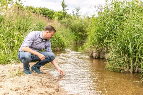 Naturnahe Lebensräume wie diese Sandbank im Projektgebiet Kickenau in Perg sind nur möglich, wenn der Natur und dem Gewässer wieder mehr Raum gegeben wird, ist Umwelt- und Klima-Landesrat Stefan Kaineder überzeugt.