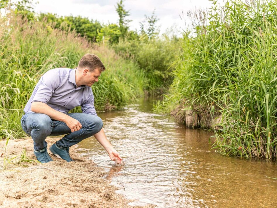 Naturnahe Lebensräume wie diese Sandbank im Projektgebiet Kickenau in Perg sind nur möglich, wenn der Natur und dem Gewässer wieder mehr Raum gegeben wird, ist Umwelt- und Klima-Landesrat Stefan Kaineder überzeugt.