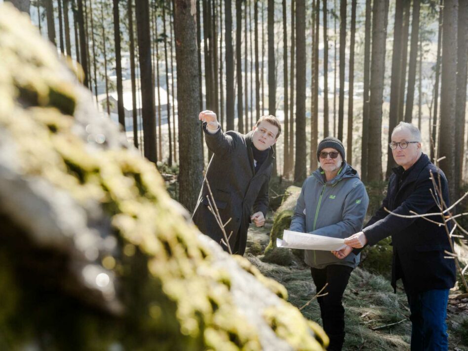 Dieses idyllische Waldstück in Engelhartszell hätte einer Skipiste weichen müssen. Umwelt- und Klimalandesrat Stefan Kaineder mit den Engelhartszeller Gemeinderäten Gerald Zauner und Richard Königseder beim Lokalaugenschein in Stadl voriges Jahr.