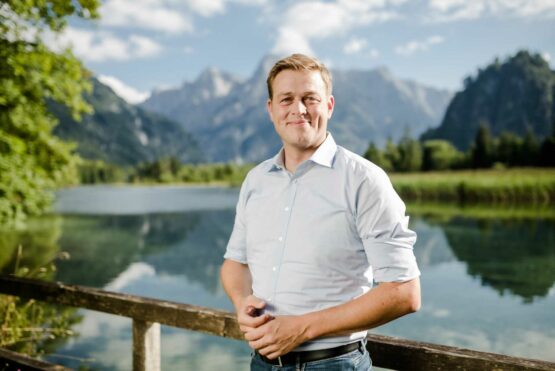 Landesrat Stefan Kaineder freut sich über die ausgezeichnete Wasserqualität der oö. Badegewässer.