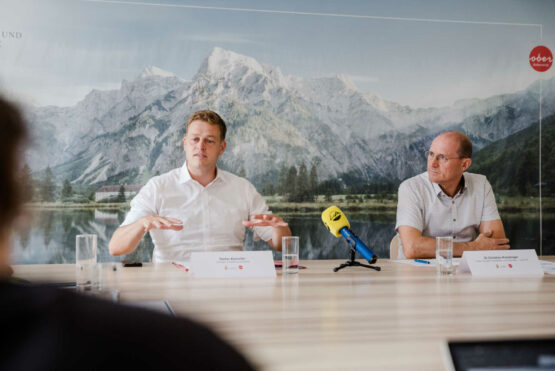 Umwelt- und Klima-Landesrat Stefan Kaineder und Christian Kneidinger (Leiter Gruppe Trinkwasser und Abwasser – Land OÖ) präsentieren Oberösterreichs Plan zur Sicherung der Wasserversorgung.