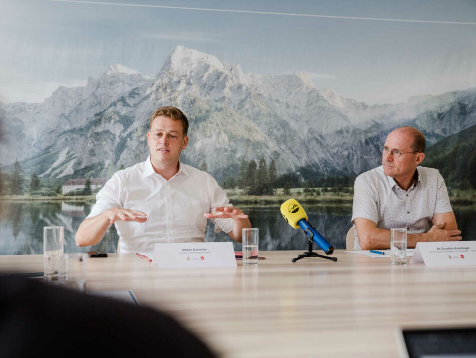Umwelt- und Klima-Landesrat Stefan Kaineder und Christian Kneidinger (Leiter Gruppe Trinkwasser und Abwasser – Land OÖ) präsentieren Oberösterreichs Plan zur Sicherung der Wasserversorgung.