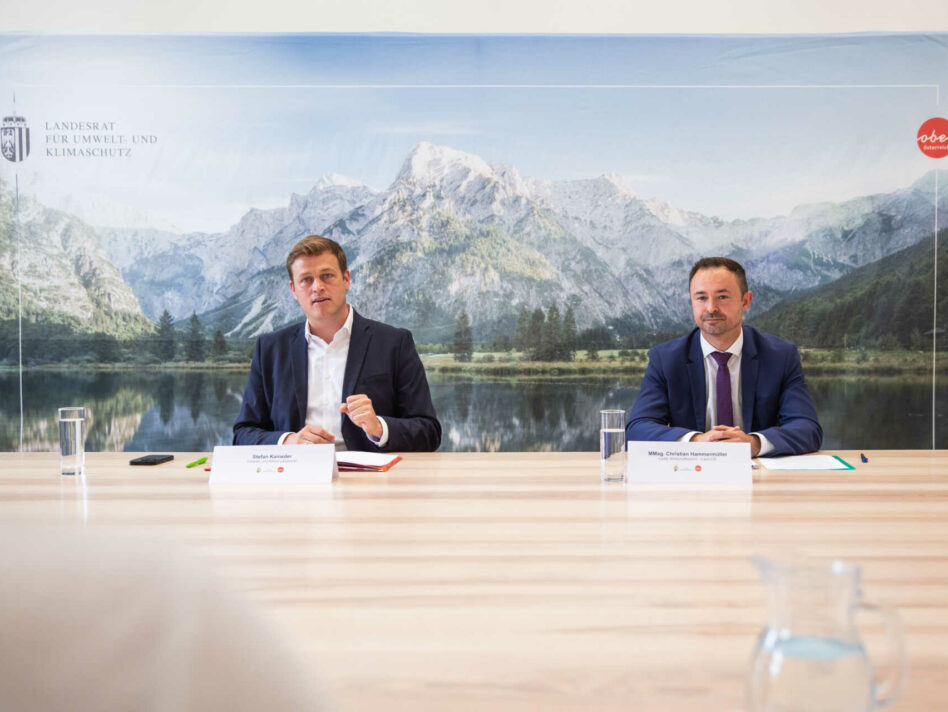 Landesrat Stefan Kaineder freut sich mit dem Wirtschaftsrechtsexperten des Landes OÖ, Michael Hammermüller, über den Verhandlungserfolg mit den Fernwärmeversorgern in Oberösterreich und Höchstpreisanträgen von maximal 8 Prozent.