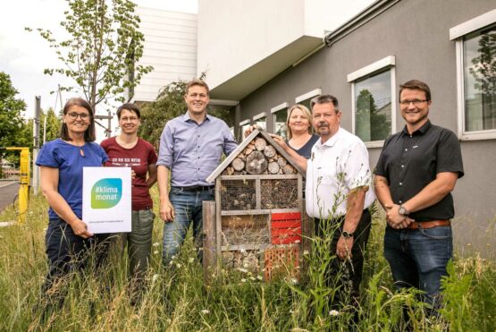 v.l.: Gerlinde Larndorfer (Klimabündnis OÖ), Jenny Niebsch (Fraktionsobfrau der Grünen Engerwitzdorf), Umwelt- und Klima-Landesrat Stefan Kaineder, Erika Friesenecker (Umweltbeauftragte Engerwitzdorf), Bürgermeister Herbert Fürst und Michael Wagner (Facilitymanagement Engerwitzdorf) beim Lokalaugenschein in Schweinbach.