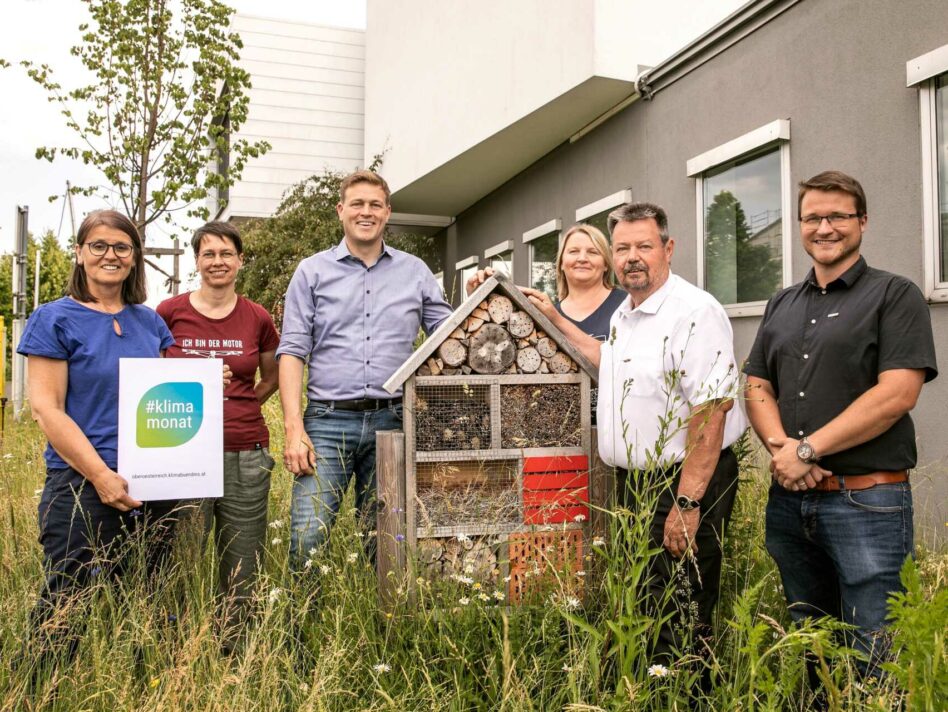 v.l.: Gerlinde Larndorfer (Klimabündnis OÖ), Jenny Niebsch (Fraktionsobfrau der Grünen Engerwitzdorf), Umwelt- und Klima-Landesrat Stefan Kaineder, Erika Friesenecker (Umweltbeauftragte Engerwitzdorf), Bürgermeister Herbert Fürst und Michael Wagner (Facilitymanagement Engerwitzdorf) beim Lokalaugenschein in Schweinbach.