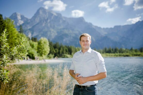 Umwelt- und Klima-Landesrat Stefan Kaineder am Almsee.
