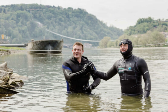 Um auf die Problematik Mikroplastik in Gewässern aufmerksam zu machen, ist Umwelt- und Klima-Landesrat Stefan Kaineder im Vorjahr mit dem „Schwimmenden Professor“ Andreas Fath im Rahmen des Projektes „cleandanube – swimming for a pure and plastic-free river“ in der Linzer Donau geschwommen.