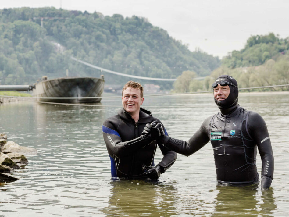 Um auf die Problematik Mikroplastik in Gewässern aufmerksam zu machen, ist Umwelt- und Klima-Landesrat Stefan Kaineder im Vorjahr mit dem „Schwimmenden Professor“ Andreas Fath im Rahmen des Projektes „cleandanube – swimming for a pure and plastic-free river“ in der Linzer Donau geschwommen.