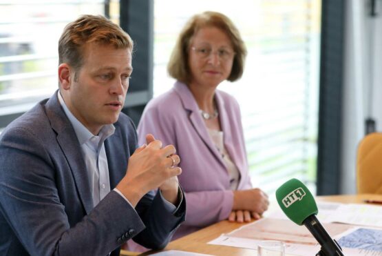Umwelt- und Klima-Landesrat Stefan Kaineder und Dipl. Ing.in Regina Pürmayr präsentierten die Regionalklimaanalyse für Grieskirchen.