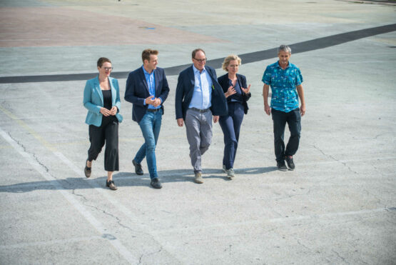 v.l.: Linzer Klimastadträtin Eva Schobesberger, Umwelt- und Klima-Landesrat Stefan Kaineder, Sozial- und Gesundheitsminister Johannes Rauch, Klimaschutzministerin Leonore Gewessler und Umweltmediziner Hans-Peter Hutter.