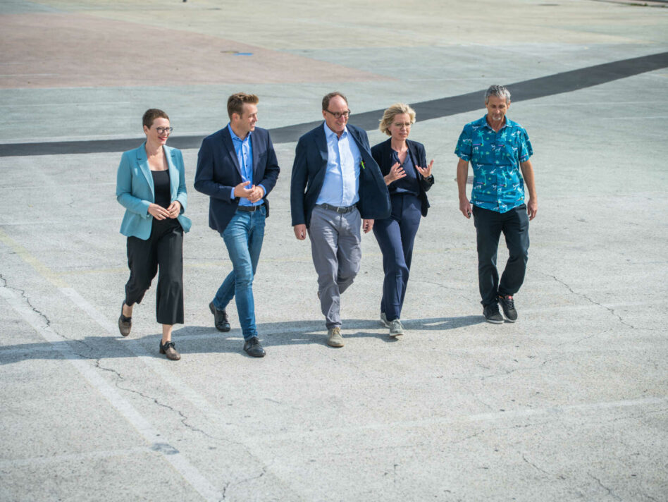 v.l.: Linzer Klimastadträtin Eva Schobesberger, Umwelt- und Klima-Landesrat Stefan Kaineder, Sozial- und Gesundheitsminister Johannes Rauch, Klimaschutzministerin Leonore Gewessler und Umweltmediziner Hans-Peter Hutter.
