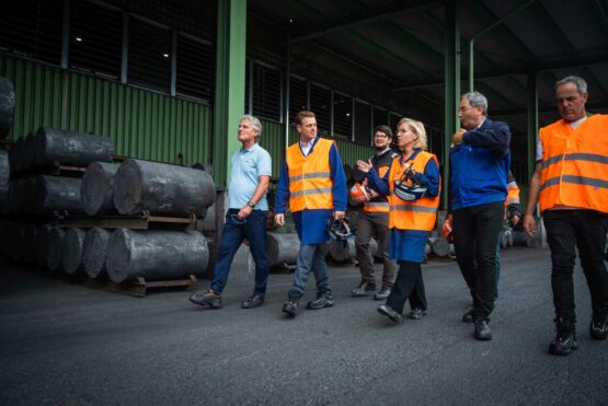Klimaschutzministerin Leonore Gewessler, Umwelt- und Klima-Landesrat mit Resonac Graphite Austria-Geschäftsführer Eugen Hofer.