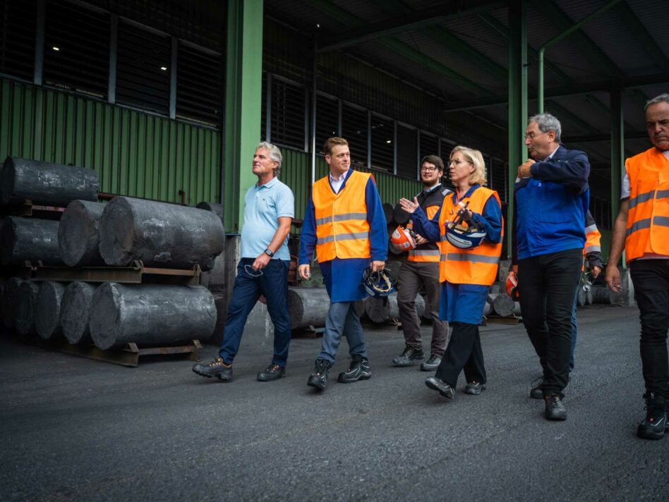 Klimaschutzministerin Leonore Gewessler, Umwelt- und Klima-Landesrat mit Resonac Graphite Austria-Geschäftsführer Eugen Hofer.