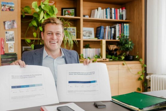 Umwelt- und Klima-Landesrat Stefan Kaineder präsentierte spannende Umfrageergebnisse zu Konsum-Themen.