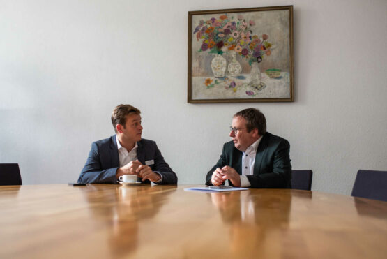 NRW-Umweltminister Oliver Krischer und Umwelt- und Klima-Landesrat Stefan Kaineder beim Arbeitstreffen in Wuppertal.