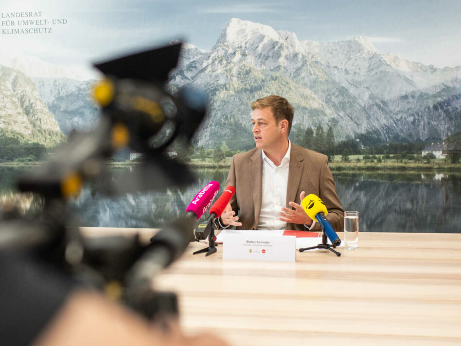 Umwelt- und Klima-Landesrat Stefan Kaineder verkündet den Verbleib der Verkehrsbeeinflussungsanlage an der Westautobahn A1 zwischen Linz und Enns gemäß Immissionsschutzgesetz – Luft, IG-L: „Jedes Mikrogramm reduzierte Luftschadstoffe rettet Menschenleben, daher werden wir weiterhin den Schutz der Gesundheit der Menschen vor wenige Sekunden Zeitgewinn voranstellen“.