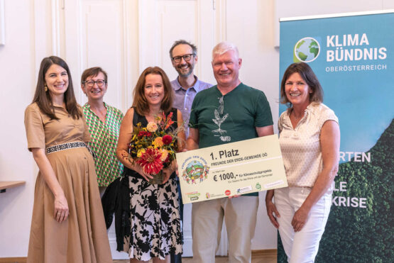 LAbg. Ulrike Schwarz und Mag. Norbert Rainer (Klimabündnis) freuen sich mit Vertreter:innen der Gemeinde Weibern.