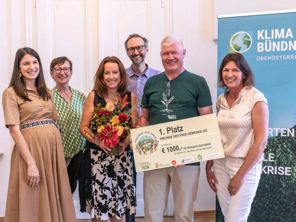 LAbg. Ulrike Schwarz und Mag. Norbert Rainer (Klimabündnis) freuen sich mit Vertreter:innen der Gemeinde Weibern.