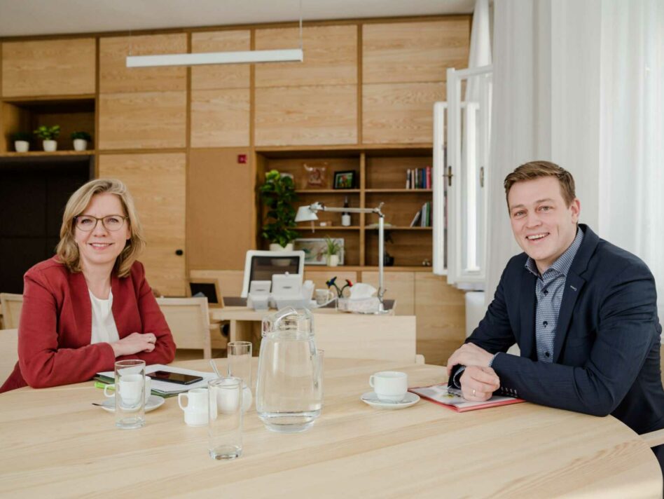 Umwelt- und Klima-Landesrat Stefan Kaineder freut sich, dass der Reparaturbonus von Klimaschutzministerin Leonore Gewessler nach einer kurzen sicherheitstechnischen Pause wieder durchstarten kann.