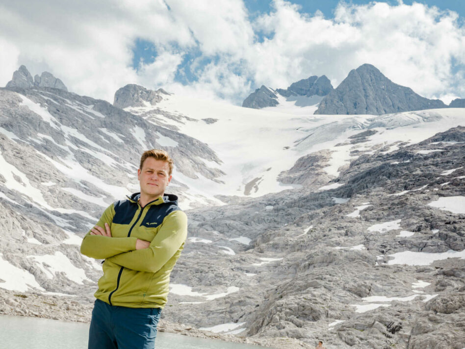 Umwelt- und Klima-Landesrat Stefan Kaineder unter dem Hallstätter Gletscher unweit der Simonyhütte am Dachstein Ende Juni 2023 als die Prognose für den Gletscher noch positiv war und das „ewige“ Eis noch großteils von ein einer schützenden Schneedecke bedeckt war, warnt: „Wer die Augen weiterhin verschließt, hinterlässt seinen Kindern eine Erde, die sich in einem regelrechten Backofen verwandelt.“