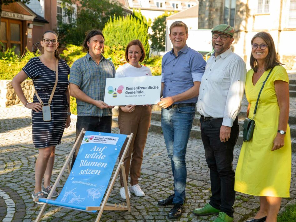 VBgm.in Mag.a Miriam Birngruber, Bienenbeauftragter Logan Kral, StRin Elisabeth Haiböck, Umwelt- und Klima-Landesrat Stefan Kaineder, StR Thomas Kronsteiner und Mag.a Gerlinde Larndofer-Armbruster (Bodenbündnis OÖ).