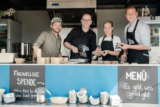 Profikoch Markus „Fuxxxy“ Fuchs, Stadtrat Dietmar Prammer, Sabine Reisinger und Umwelt- und Klima-Landesrat Stefan Kaineder verkochen „nu guate“ Lebensmittel.