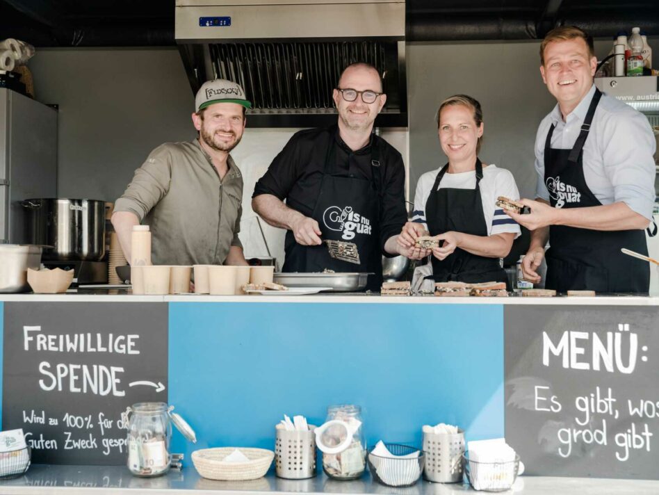 Profikoch Markus „Fuxxxy“ Fuchs, Stadtrat Dietmar Prammer, Sabine Reisinger und Umwelt- und Klima-Landesrat Stefan Kaineder verkochen „nu guate“ Lebensmittel.