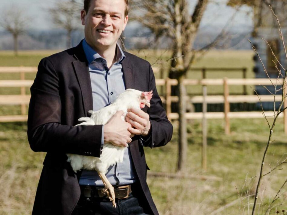 Umwelt- und Klima-Landesrat Stefan Kaineder lobt anlässlich des Welt-Ei-Tages das Erfolgsprojekt Herkunftskennzeichnung bei Roh-Eiern und freut sich, dass die KonsumentInnen vermehrt zu Eiern aus Bio- oder Freilandhaltung und damit mehr Tierwohl greifen.