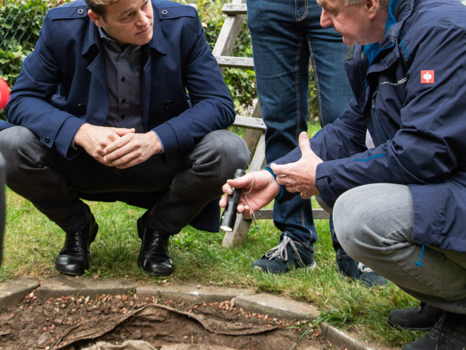 Umwelt- und Klima-Landesrat Stefan Kaineder mit Laborbuskoordinator Gerhard Hofinger bei der Hausbrunneninspektion in Gramastetten.