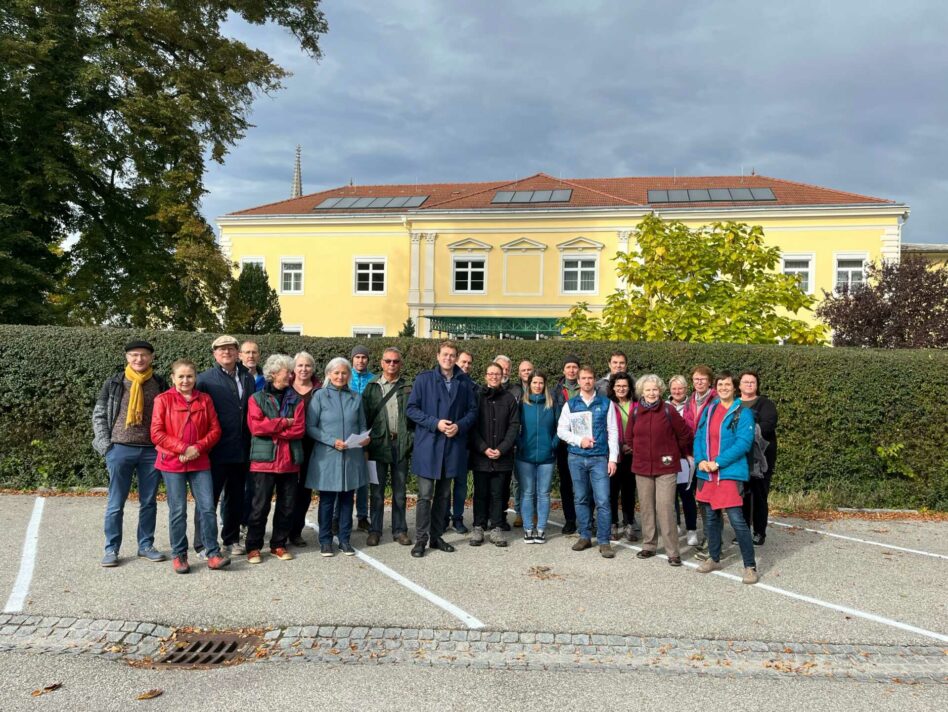 Landesrat Stefan Kaineder mit den Teilnehmer:innen des Hangwasser-Seminars.