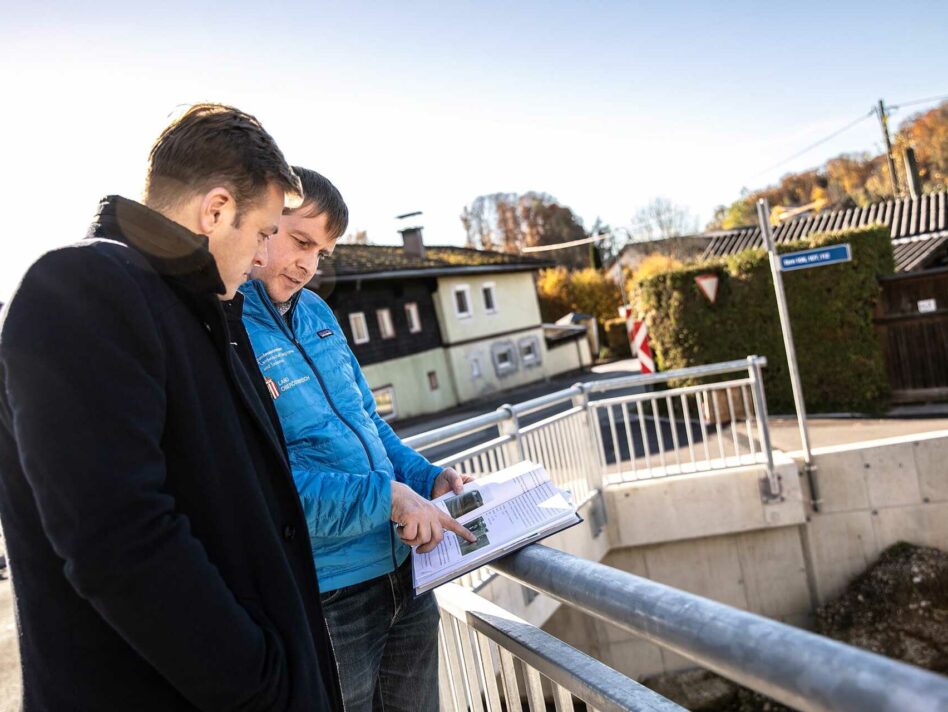 Umwelt- und Klima-Landesrat Stefan Kaineder besichtigte den neuen Hochwasserschutz in Eggelsberg gemeinsam mit Christoph Spitzer vom Gewässerbezirk Braunau.