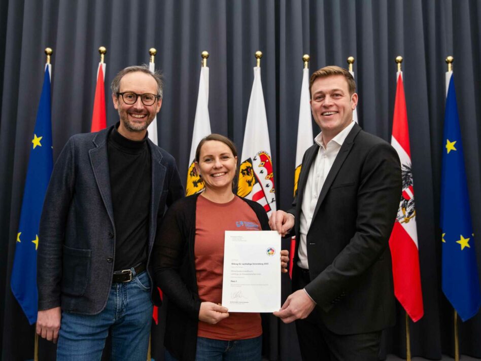 Norbert Rainer, Beate Dunzinger (beide Klimabündnis OÖ) und Landesrat Stefan Kaineder freuen sich über die BNE-Auszeichnung