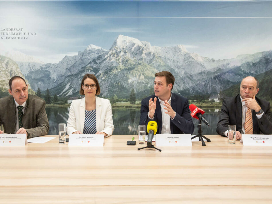 v.l.: Christoph Kolmer (Leiter Gewässerschutz Land OÖ), Maria Wiesauer (Expertin Trinkwasseraufsicht Land OÖ), Umwelt- und Klima-Landesrat Stefan Kaineder und Manfred Hageneder (Bezirkshauptmann Linz-Land)