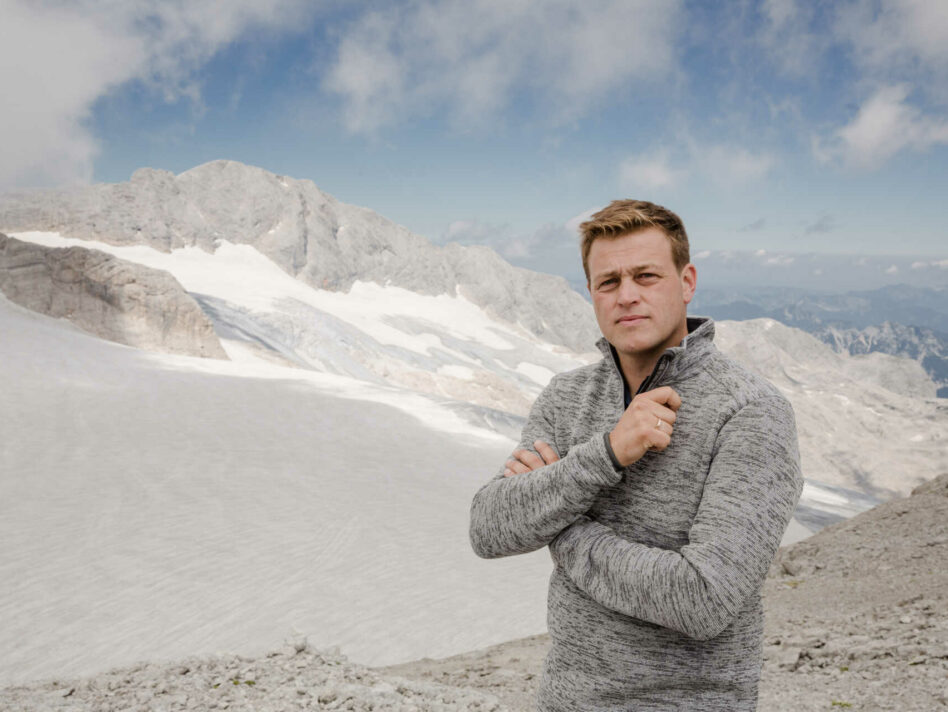 Landesrat Kaineder vor dem davonschmelzenden Klima-Fieberthermometer Hallstätter Gletscher.