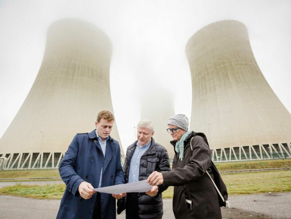 Nukleare Ausbaufantasien von Tschechien aus der Zeit gefallen und viel zu teuer

„Mit Ankündigung der erweiterten Ausbaupläne zünden die Tschechen eine finanzielle Atombombe im eigenen Land“, fasst Kaineder die aktuellen Medienmeldungen aus Tschechien zusammen. 

Völlig überraschend hat nun die Tschechische Regierung in das laufende Ausschreibungsverfahren für neue Atomkraftkapazitäten eingegriffen, neben dem de facto Aus für den amerikanischen Anbieter Westinghouse wurden die verbliebenen Anbieter, die französische EDF und KHNP aus Südkorea aufgefordert, neue Angebote für vier große AKW-Blöcke, die sowohl am Standort Dukovany als auch am Standort Temelín errichtet werden sollen, zu legen. Argumentiert wird mit einem strahlenden Mengenrabatt von 4 zum Preis von 3 Reaktorblöcken. Wie dieser nukleare Kaufrausch finanziert werden soll, bleibt unterdes gänzlich unbeantwortet. Wohl mit Kalkül, denn Medienmeldungen nach, würden die astronomischen AKW-Baukosten die tschechische Staatsverschuldung mit einem Schlag nahezu verdoppeln.

Ein schneller Blick auf die im Bau befindlichen europäischen Atommeilerprojekte reicht, um zu sehen, in welchem wirtschaftlich desaströsen Zustand sich diese befinden. Die Baukosten für das britische AKW-Projekt Hinkley Point C schossen von ursprünglich budgetierten 14 Milliarden auf derzeit 64 Milliarden Pfund in lichte Höhen. Und kein Ende in Sicht, vier Mal binnen fünf Jahren wurden Kostensteigerungen und Zeitverzögerungen angekündigt. Zuletzt gab die französische EDF bekannt, dass sich die Fertigstellung bis ins Jahr 2031 verzögern könnte. Auch auf heimischen Boden sieht es für die Grand Atomnation keinen Deut besser aus. Auf der Reaktorbaustelle in Flamanville ist man 12 Jahre in Verzug, während sich das Preisschild für den Reaktor vervierfacht hat. Niemand kann absehen, wie sich die Energiemärkte in 20 Jahren darstellen. „Ein hochriskantes und unverantwortliches Manöver, das die tschechische Regierung hier auf Kosten der tschechischen Steuerzahler:innen plant. Das sind unvorstellbare Summen, die wir für den Ausbau Erneuerbarer und von Speicherlösungen brauchen. Statt nukleare Luftschlösser zu bauen, muss jetzt gehandelt werden“, warnt Kaineder.

Für Unverständnis beim oberösterreichischen Umwelt- und Klima-Landesrat sorgt auch das neue Energiekonzept der tschechischen Regierung. So will unser Nachbarland bis 2050 die Hälfte seines Stromes durch Atomkraft produzieren und dementsprechend neue AKW-Blöcke und Small Modular Reactors (SMR) bauen. „Hier setzt Tschechien auf das komplett falsche Pferd. Anstatt flächendeckend Erneuerbare auszubauen, hält man an veralteten Nuklearfantasien fest. Atomkraft ist nicht nur zu gefährlich, sondern kostet auch zu viel und dauert viel zu lange, bis sie verfügbar ist“, stellt Kaineder klar.

Durch den massiven Ausbau der Atomkraft in Tschechien steigt natürlich auch die Menge des radioaktiven Atommülls an. Zu allem Überdruss hebelt die tschechische Regierung nun auch die demokratische Kontrolle aus und will alleine über den Endlagerstandort für Atommüll entscheiden. Die ursprünglich geplante Mitsprache der beiden Parlamentskammern wurde gestrichen.